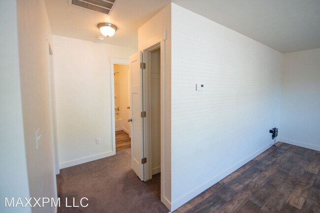 Building Photo - 656 W Meadow Dr