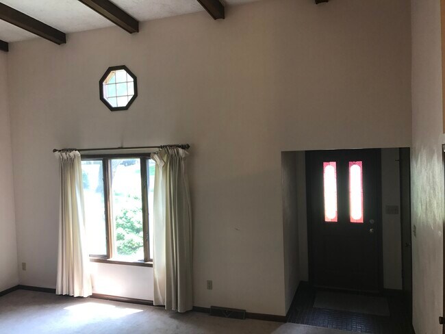 Building Photo - 1458 Eastview Dr