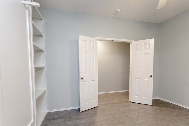 Building Photo - Inviting 4/BR 2/BA Home with Open Layout and Natural Light