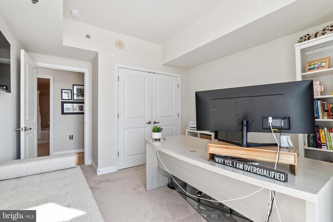 Building Photo - 5750 Bou Ave