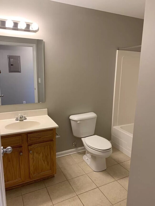 Building Photo - Spacious 2BR/2BA Condo in the Heart of Mid...