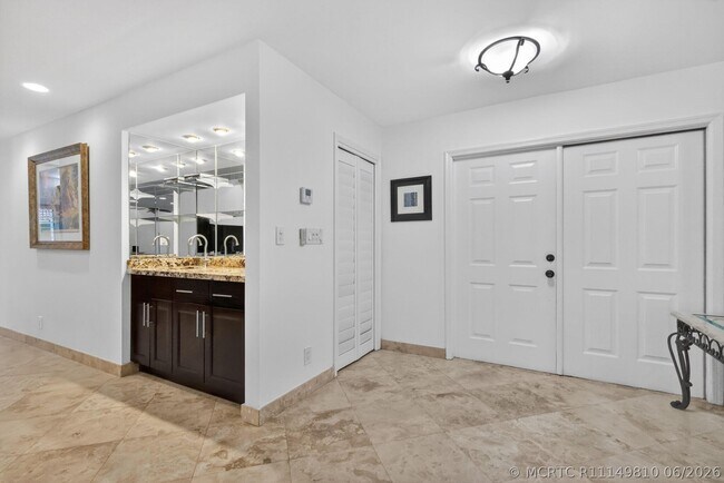Building Photo - 804 Foxpointe Cir