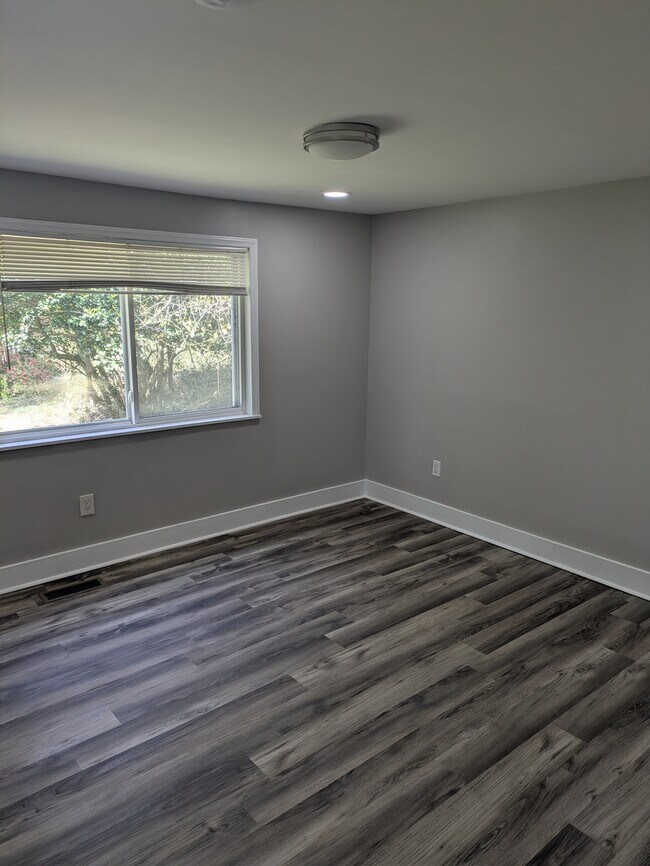 Building Photo - 806 N Woodland Dr