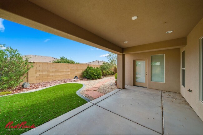 Building Photo - Gorgeous 3 Bedroom Home in SunRiver 55+ Community!