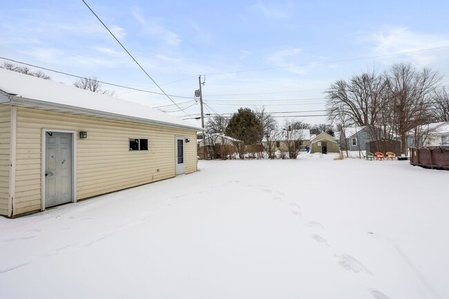 Building Photo - 3 Bedroom House in Neenah