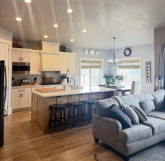 Building Photo - Beautifully Renovated 6 Bedroom Home in th...