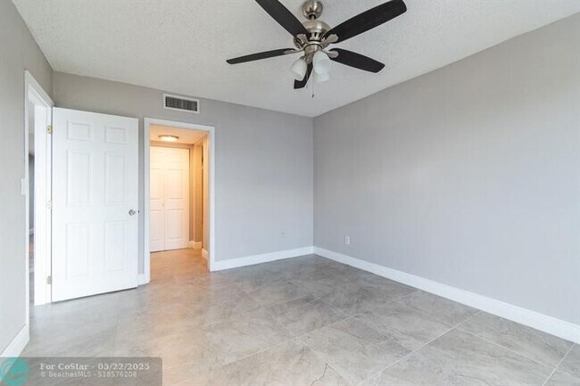 Building Photo - 7980 N French Dr