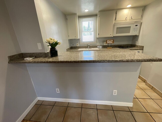 Building Photo - Studio Apartment - North Hollywood -Move I...