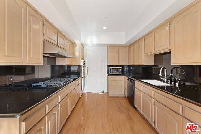 Building Photo - 2025 S Beverly Glen Blvd