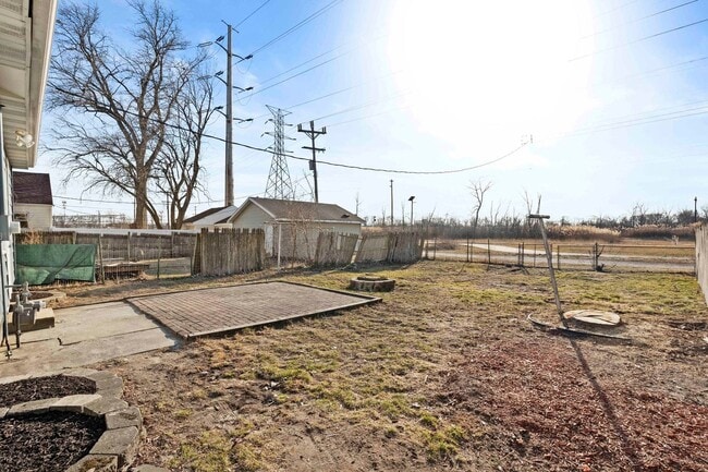 Building Photo - 2BD/1BA Home In Highland IN