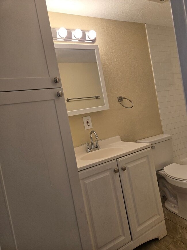 Building Photo - 2 BEDROOM 1 BATH NEAR USF