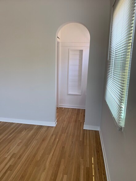 Building Photo - 449 N Hayworth Ave