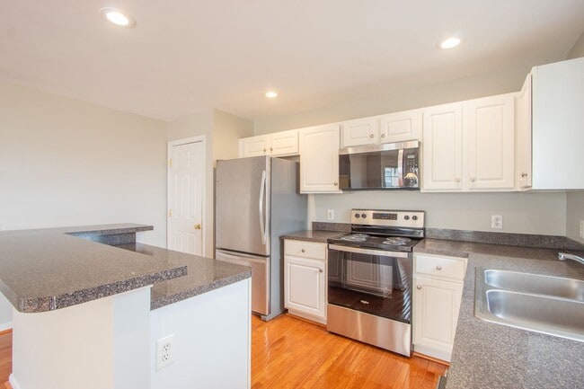 Building Photo - Great Views Overlooking the Golf Course - Large 3 Bedroom End unit TownHouse