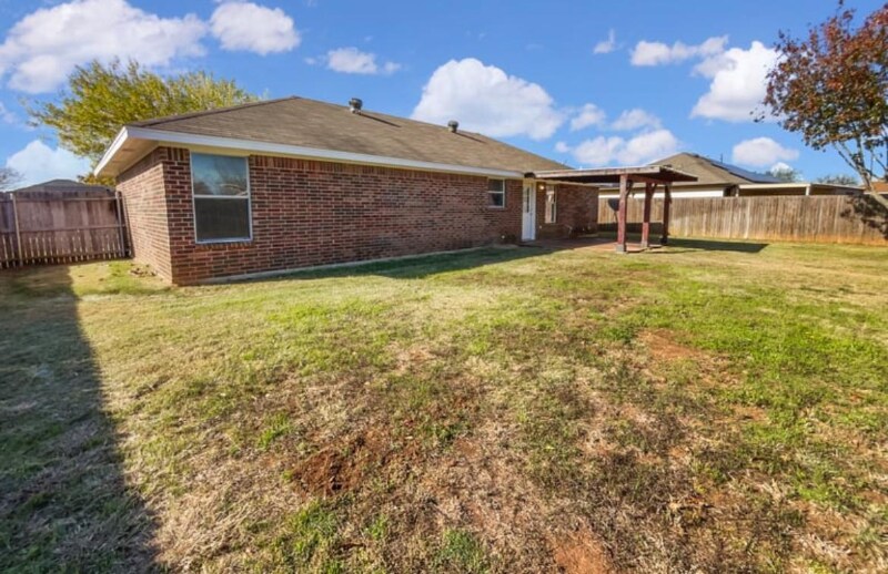 Building Photo - 1302 Lynnwood Dr