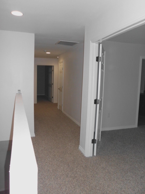 Building Photo - Spacious Townhome