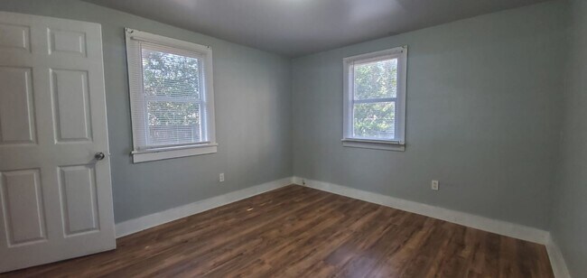 Building Photo - 3/1 Move In Ready