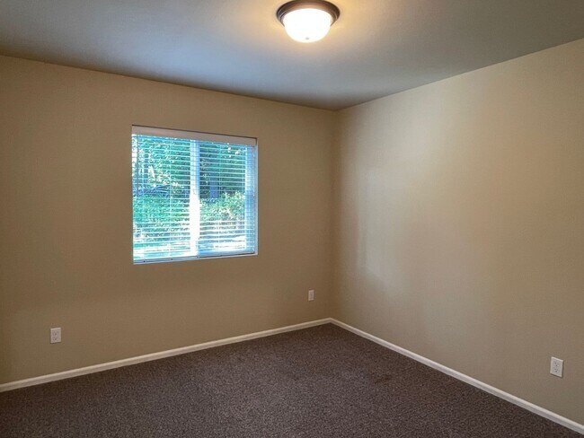 Building Photo - Newer Double Bluff Home In The Woods!