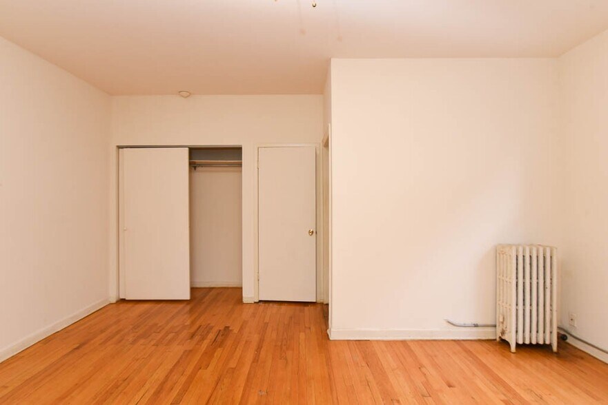 Building Photo - 1034 W George St