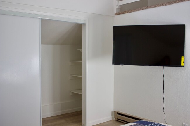 Building Photo - Charming 2 Bedroom, 1 Bath Private Single-...