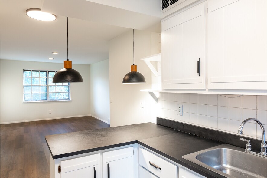 Building Photo - 7951 Royal Arms Ct