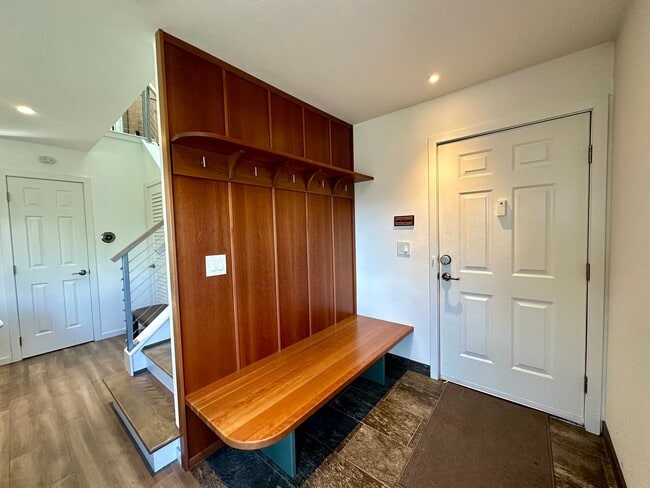 Building Photo - Move in ready - fully furnished condo in H...