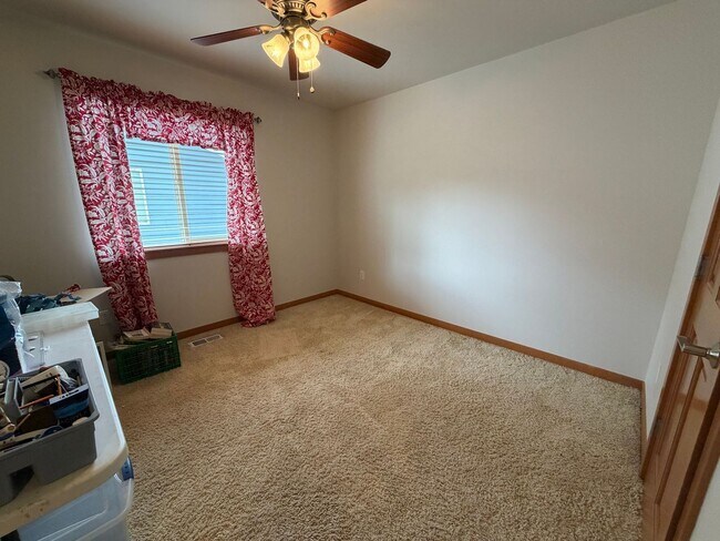 Building Photo - 4BR, 2.5 Bath + Loft DuPont Home