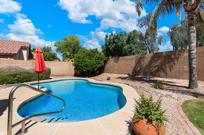 Building Photo - 4 bed 3 bath Single Family Home with Pool ...