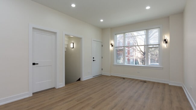 Building Photo - 2036 N Hoyne Ave