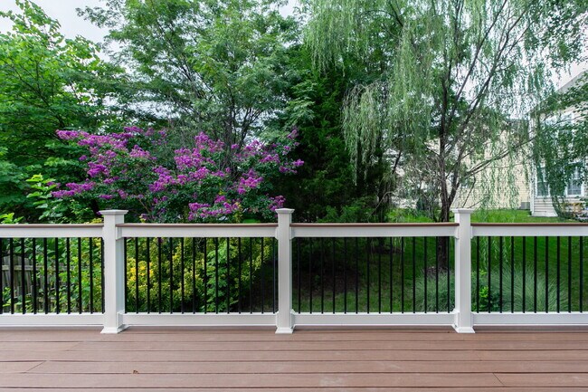 Building Photo - Spacious, Light-Filled Home in the Desirable Broadlands