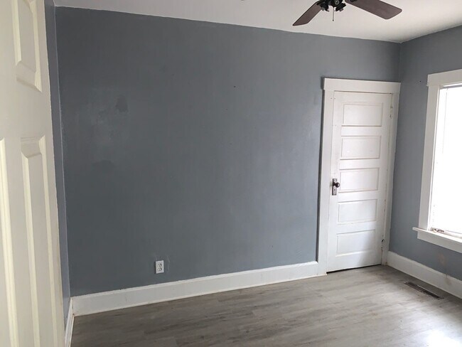 Building Photo - 124 Burbank Ave W