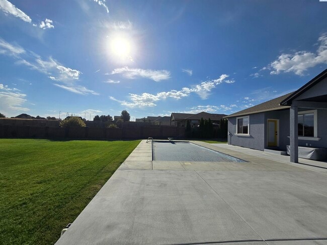 Building Photo - 3/4 Acre lot with Pool/Hot and Lawn Care I...