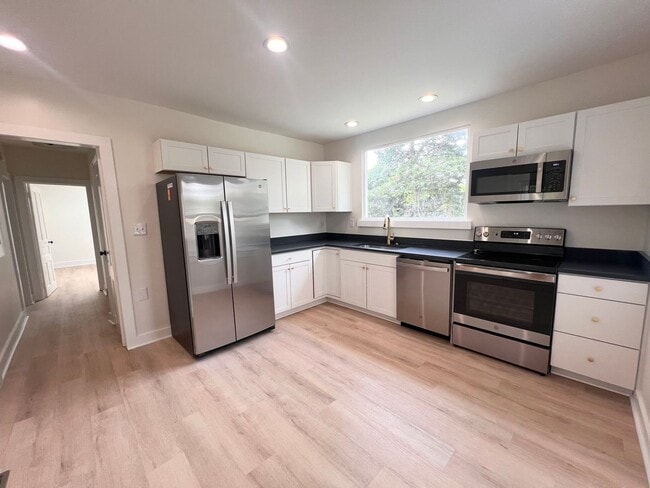 Building Photo - 810 Stonehenge Ave