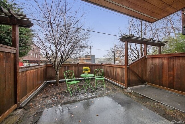 Building Photo - 3841 Woodland Park Ave N