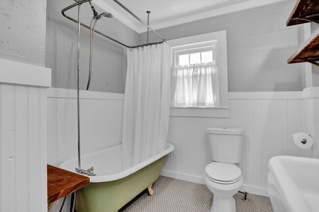 Building Photo - Cutest Cottage available Now in McKinney!