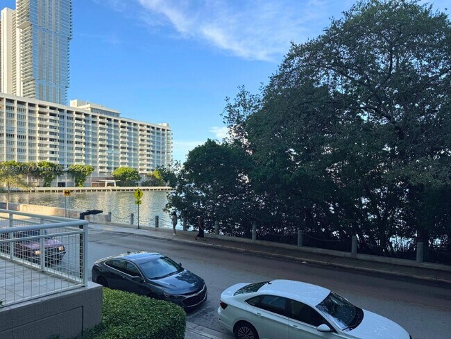 Building Photo - 2000 N Bayshore Dr