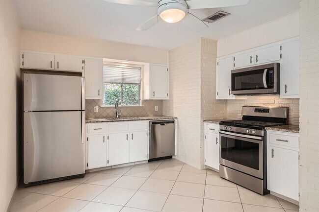 Building Photo - 3004 Maywood Cir