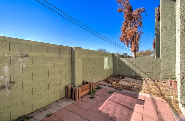 Building Photo - 2202 W Glenrosa Ave