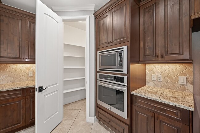 Building Photo - 2727 Carriage Hollow Ln