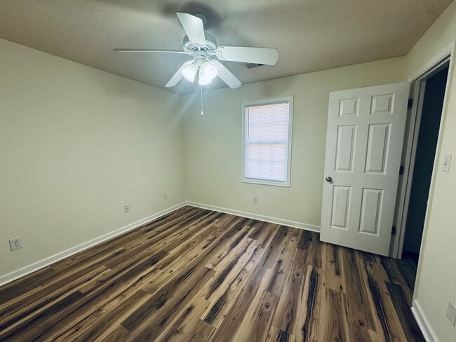 Building Photo - Beautiful Town House, Conveniently located.