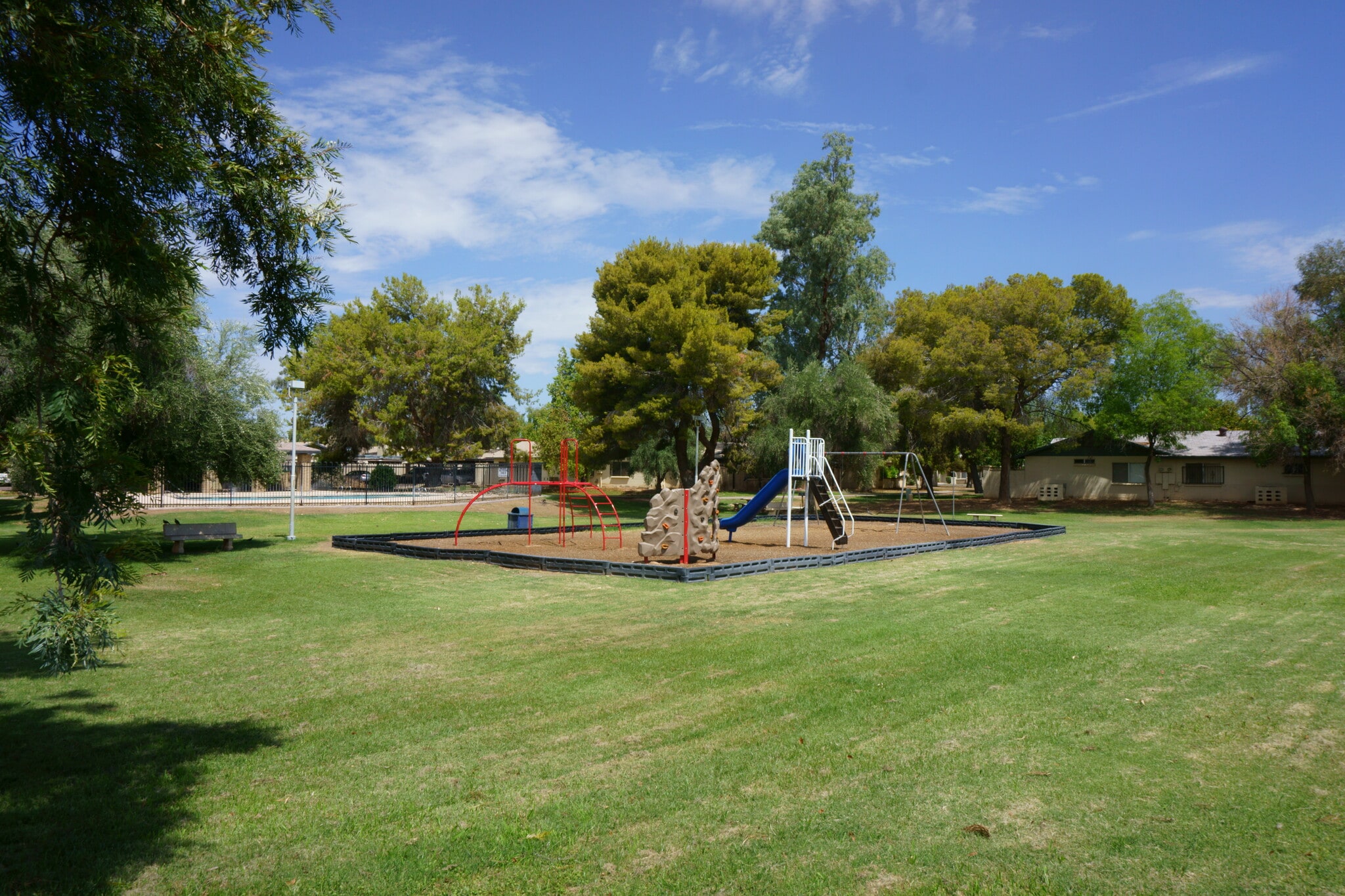 Building Photo - 3304 S Parkside Dr