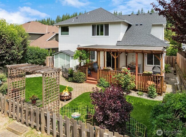 Building Photo - Beautiful Maple Ridge Highlands Home in Ma...