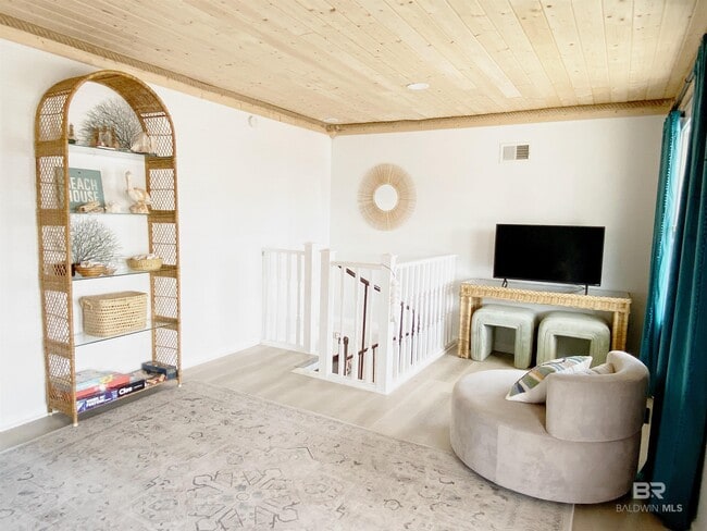 Building Photo - 450 E 1st Ave