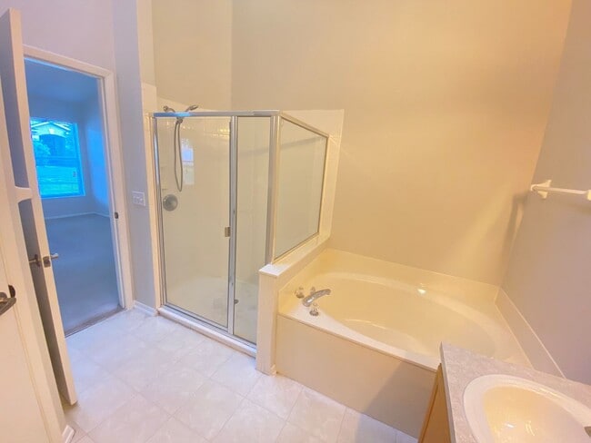 Building Photo - Lake Mary!  Ready to Move in!! Spacious 4/...