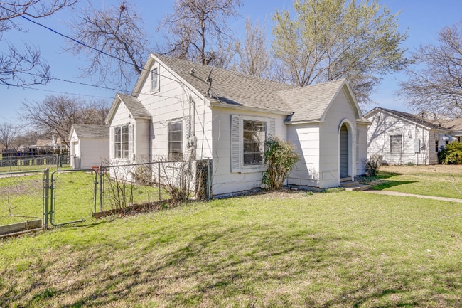 Building Photo - 901 N Howeth St