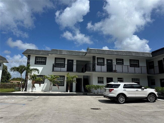 Building Photo - 5621 SW 36th Ct