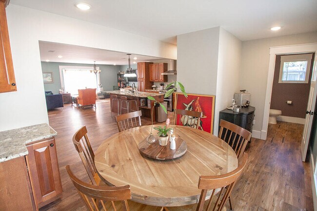 Building Photo - 3104 Oak Lawn Dr