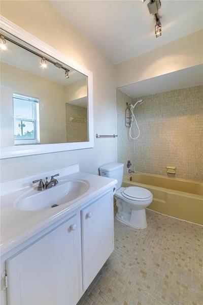 Building Photo - 2424 NE 9th St