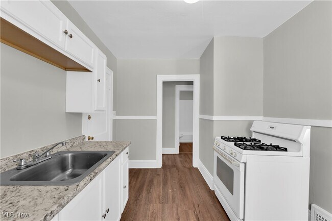 Building Photo - 3219 W 116th St