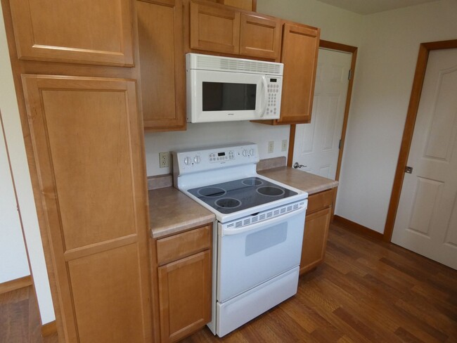 Building Photo - APPLICATION PENDING - Quiet living close t...