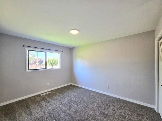 Building Photo - Beautifully Renovated 3-Bed. + Den, 2-Bath Rambler for Rent! ** LANDSCAPING INCLUDED!! ** + W/D!